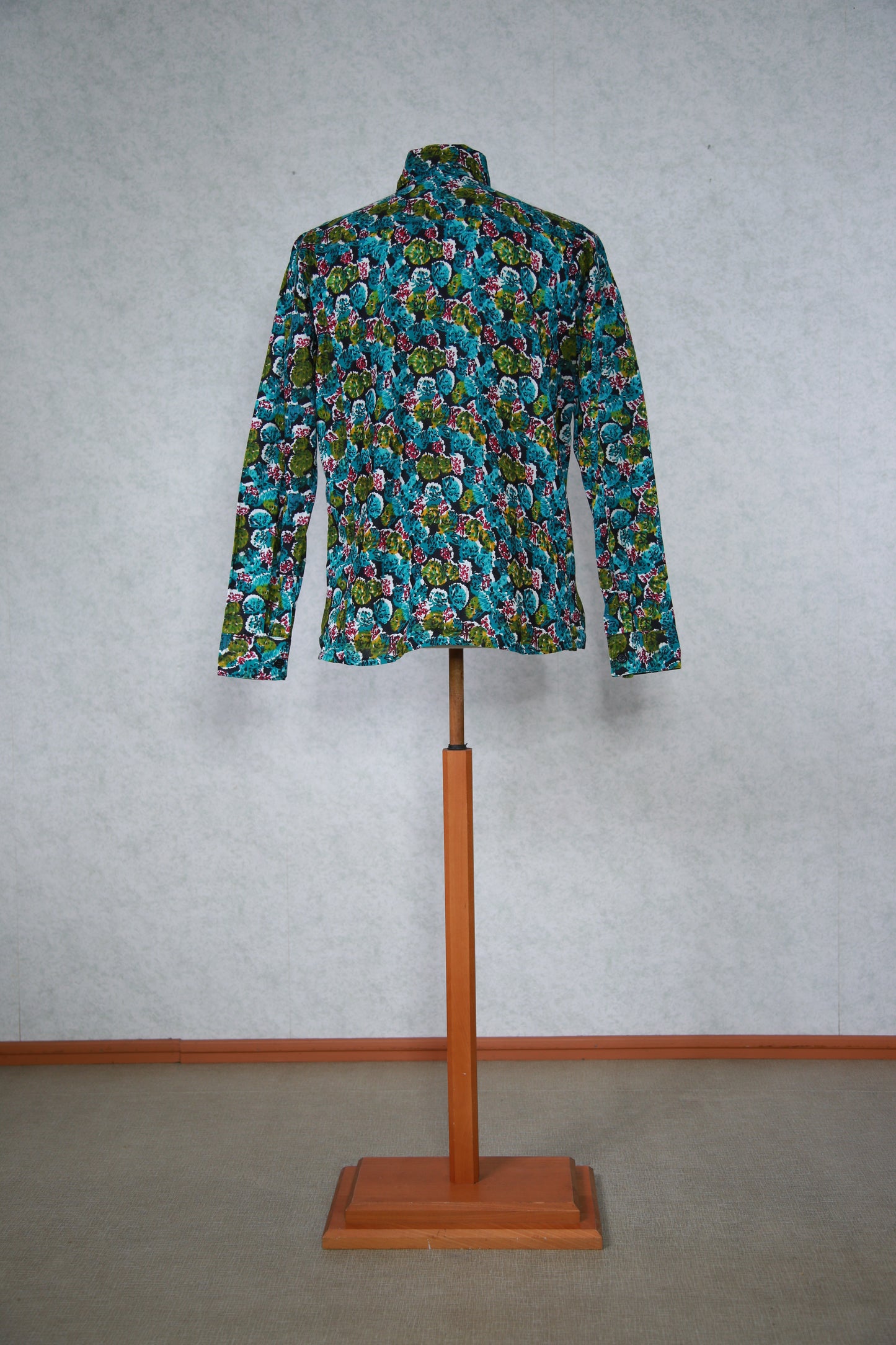 Kukkakuviollinen pitkähihainen kauluspaita