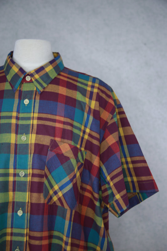 Ruudullinen monivärinen lyhythihainen kauluspaita