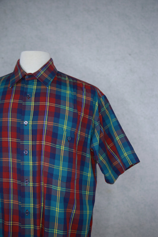 Monivärinen ruudullinen lyhythihainen kauluspaita