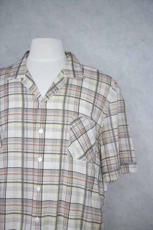 Vaalea ruudullinen lyhythihainen kauluspaita