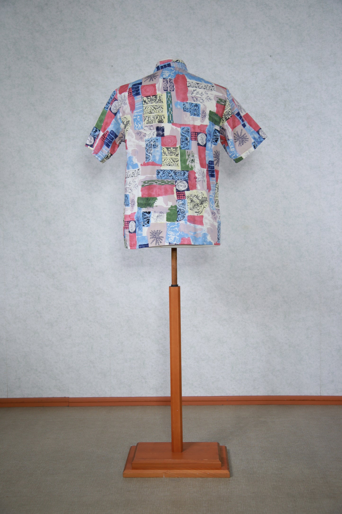 Monivärinen kuviollinen lyhythihainen kauluspaita