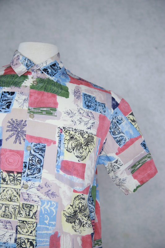 Monivärinen kuviollinen lyhythihainen kauluspaita