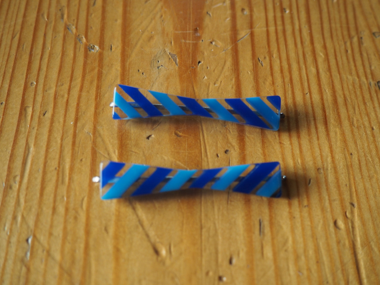 Raidalliset muoviset siniset hiuspinnit (6kpl pinnejä)