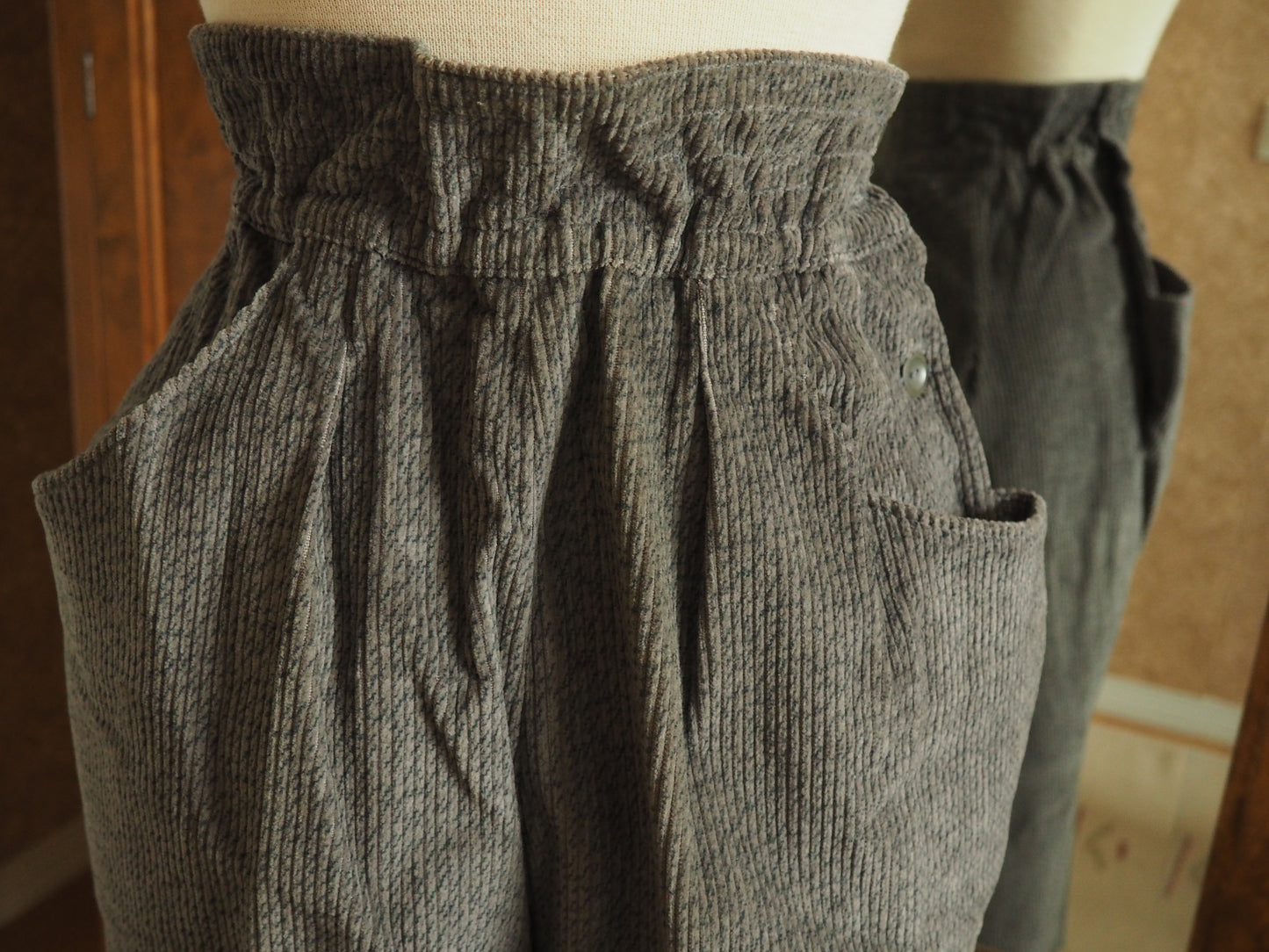 Naisten harmaat slacksit, housut käyttämätöntä vanhaa varastoa
