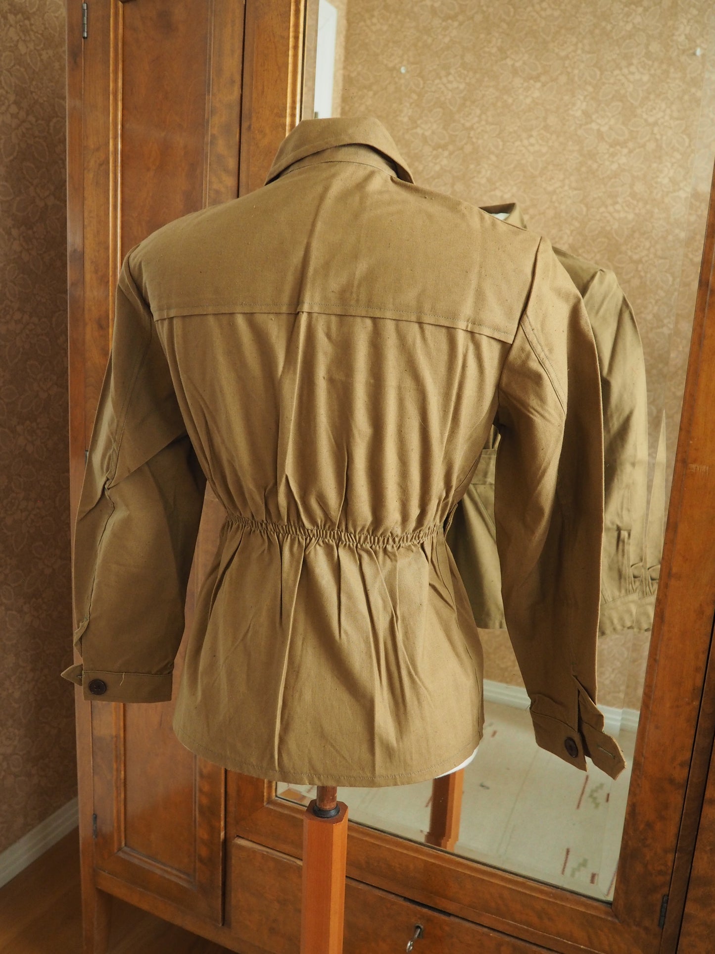 Vaaleanruskea takki, käyttämätöntä vanhaa varastoa