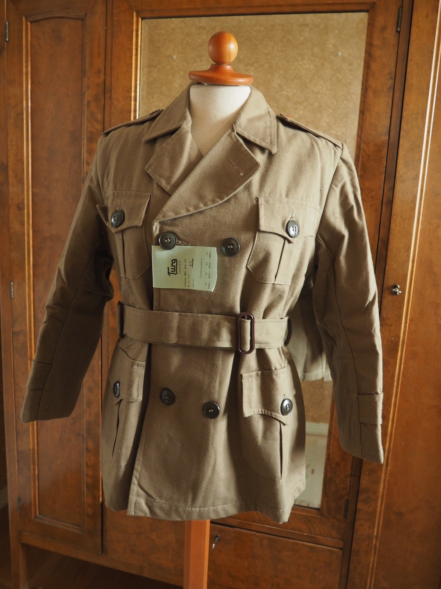 Vaaleanruskea takki, käyttämätöntä vanhaa varastoa