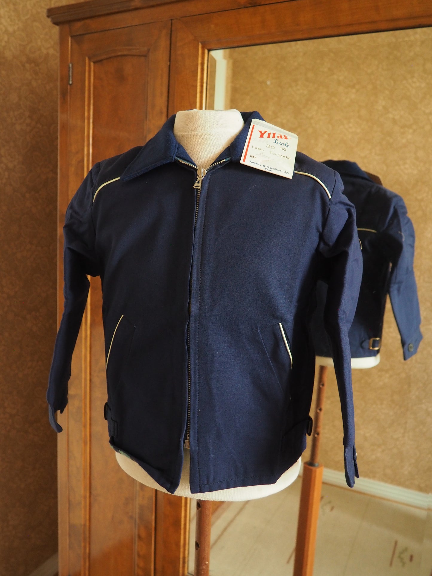 Tummansininen Ylläs-tuotteen Teno/Aka takki, käyttämätöntä vanhaa varastoa
