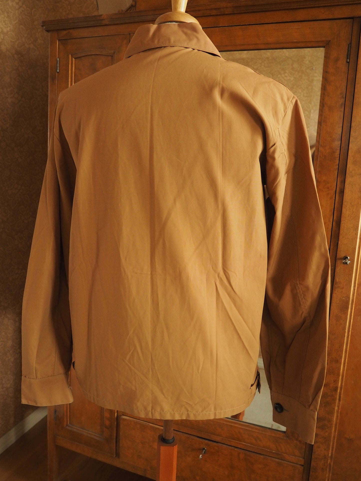 Rusehtava Hirvi-tuotteen takki, käyttämätöntä vanhaa varastoa