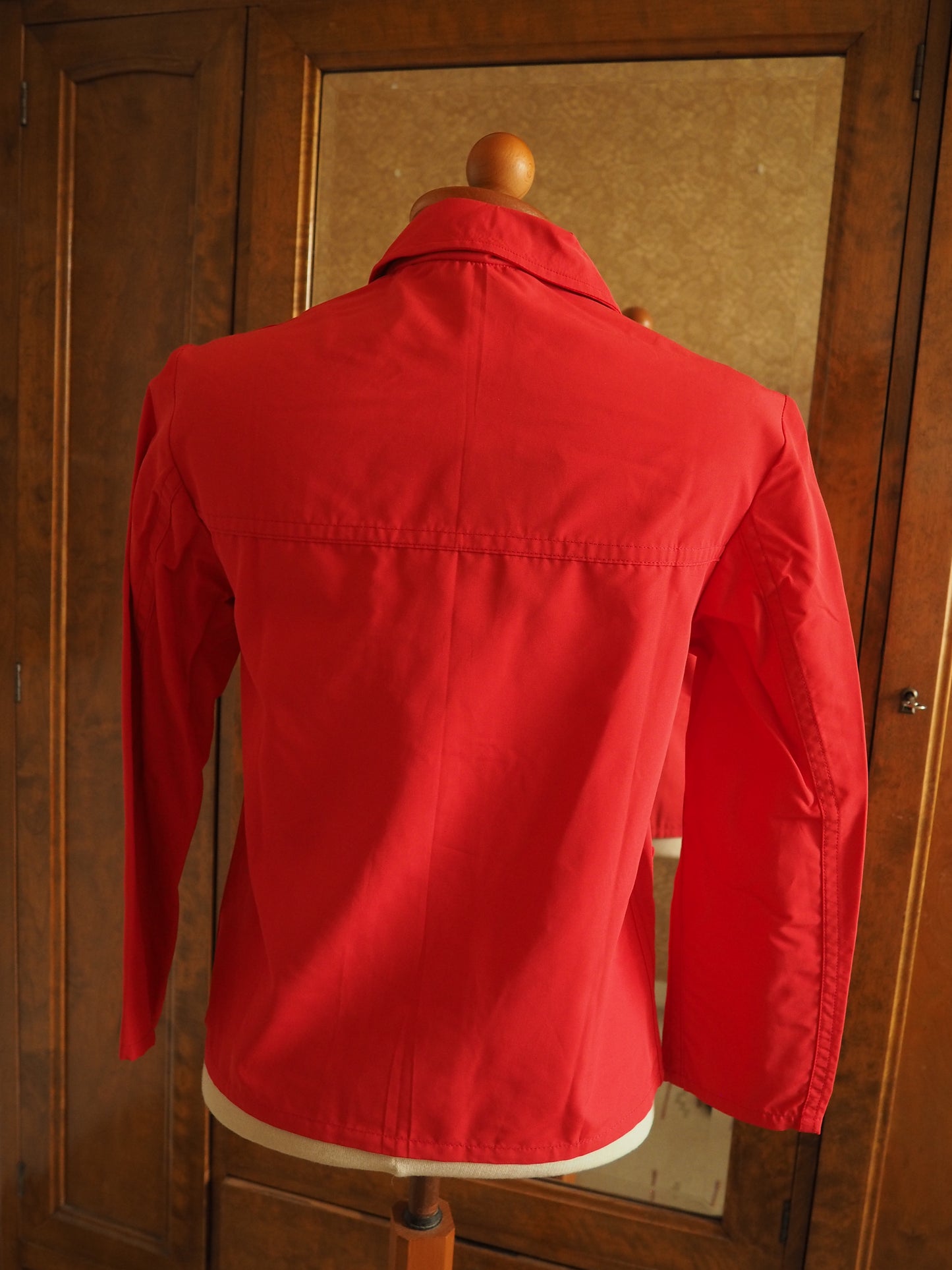 Punainen Ylläs-tuotteen Taru takki, käyttämätöntä vanhaa varastoa