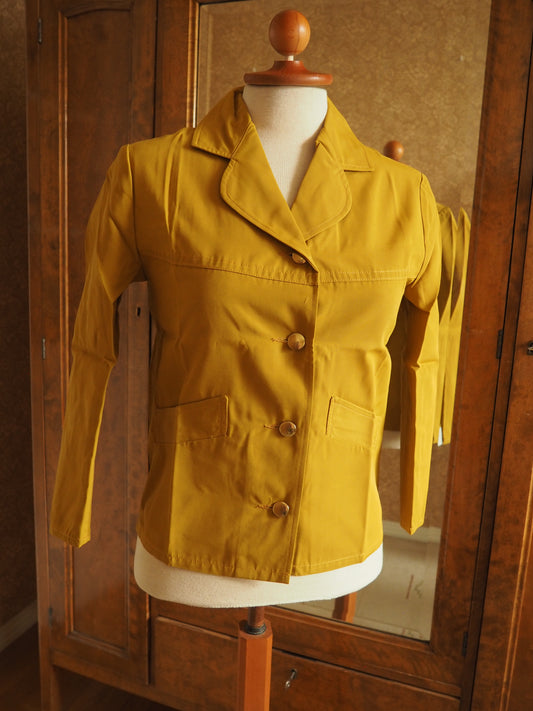 Keltainen Ylläs-tuotteen Taru takki, käyttämätöntä vanhaa varastoa