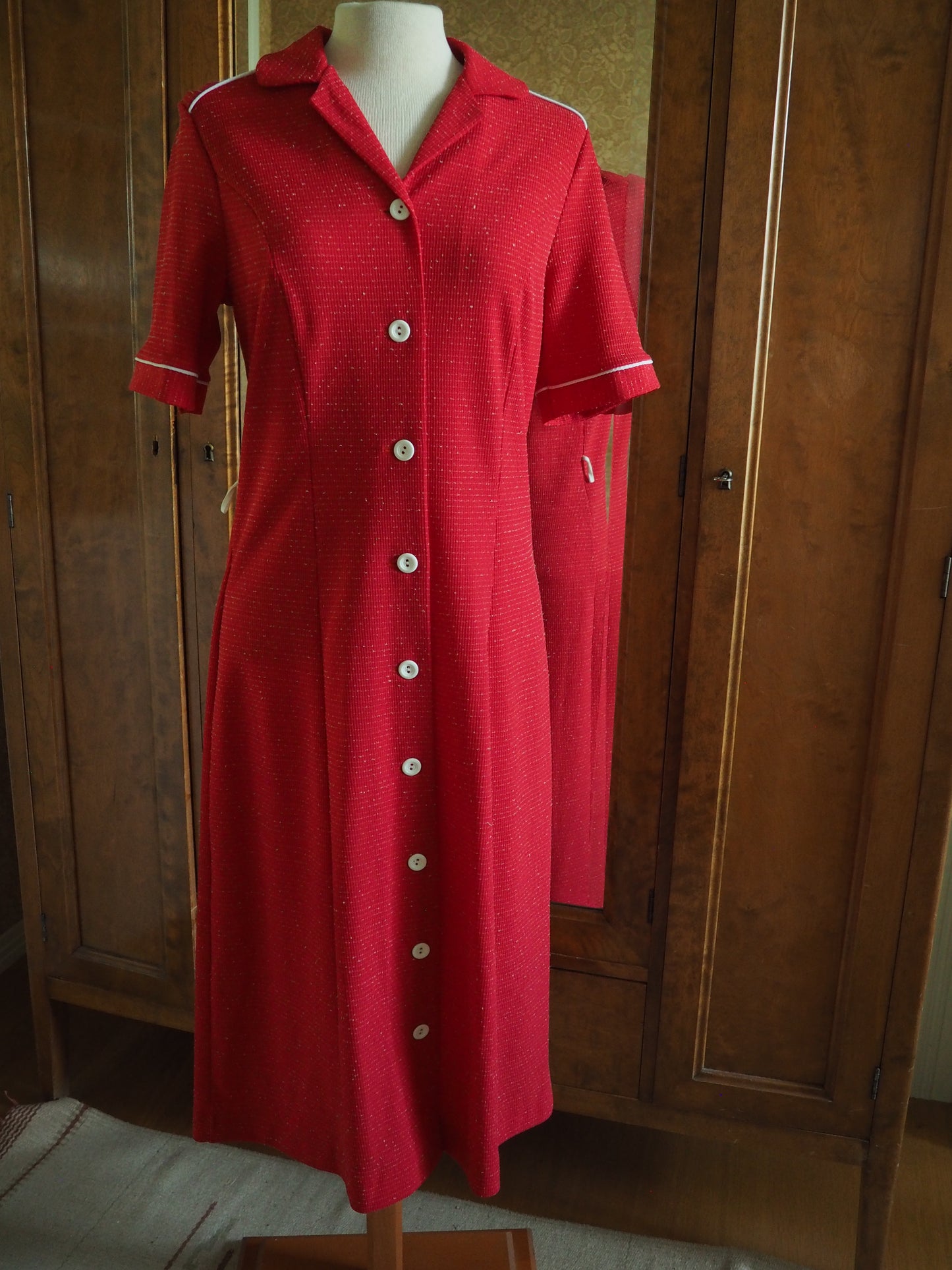 Punainen Carolin Muoti-Hovin Arlette mekko, käyttämätöntä vanhaa varastoa