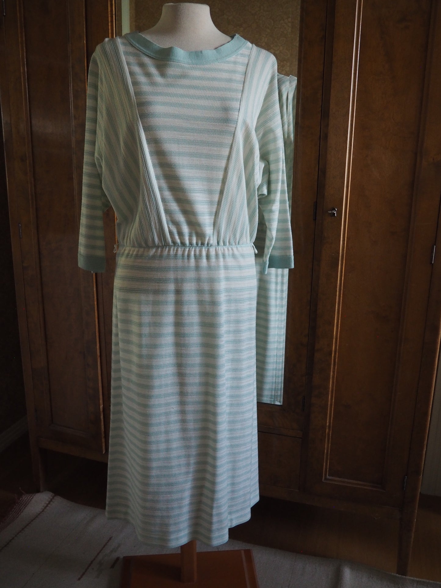 Vaaleanvihreä raidallinen Oravaisten tehtaan mekko, käyttämätöntä vanhaa varastoa