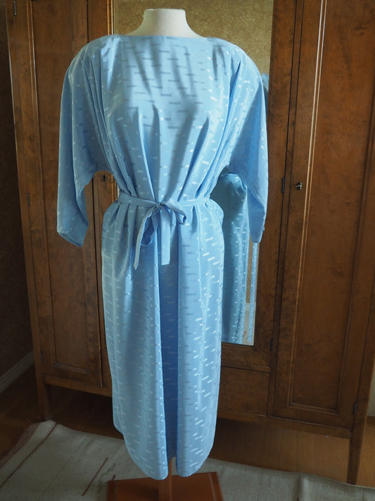 Vaaleansininen kuviollinen Carolin Muoti-Hovin mekko, käyttämätöntä vanhaa varastoa