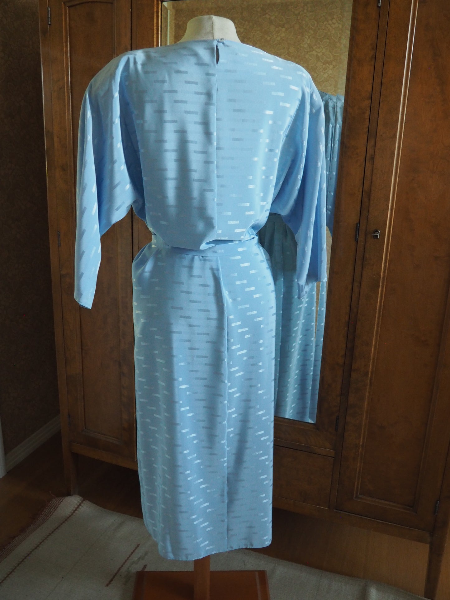 Vaaleansininen kuviollinen Carolin Muoti-Hovin mekko, käyttämätöntä vanhaa varastoa