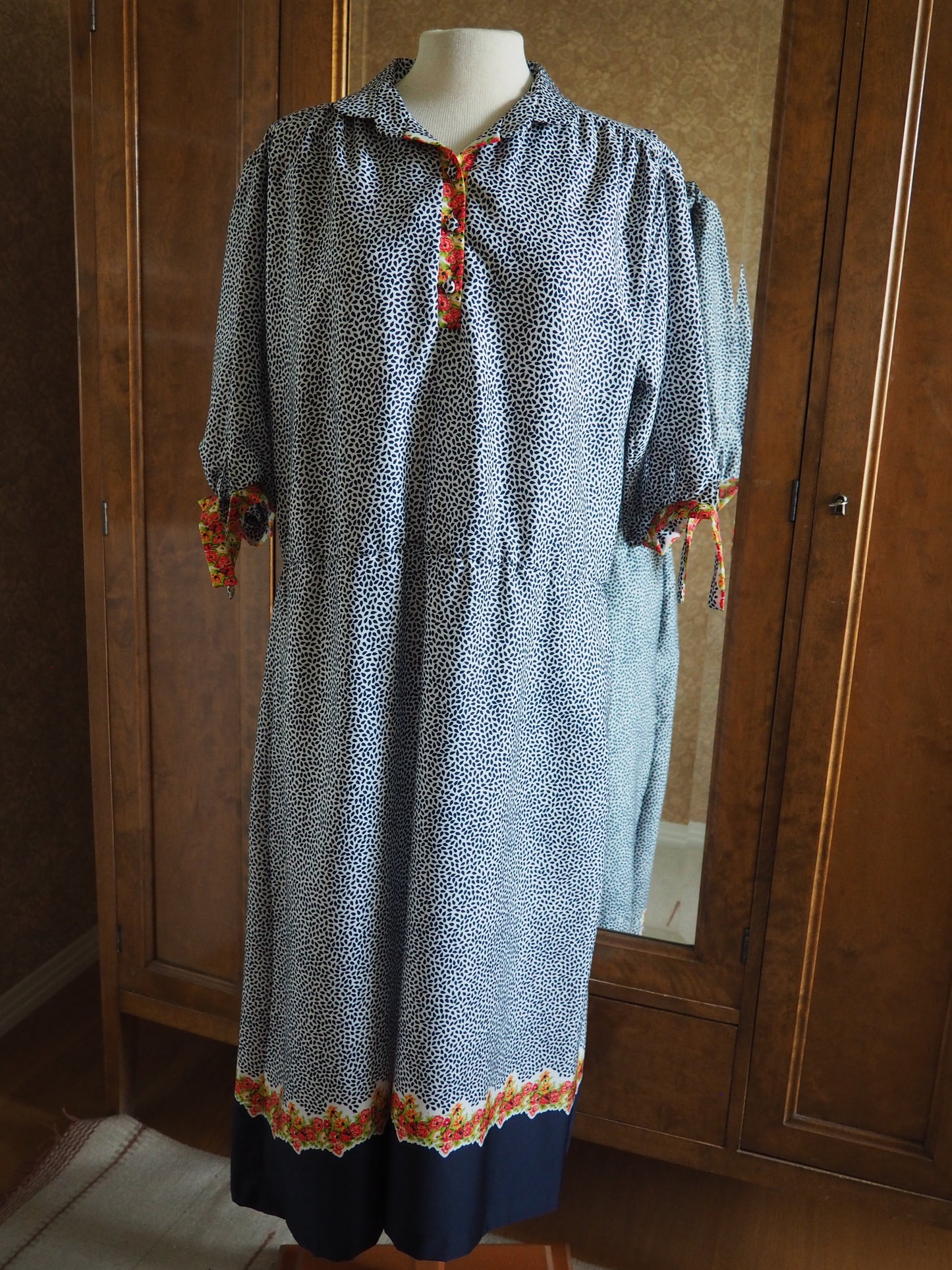 Sininen kuviollinen Carolin Muoti-Hovin mekko, käyttämätöntä vanhaa varastoa