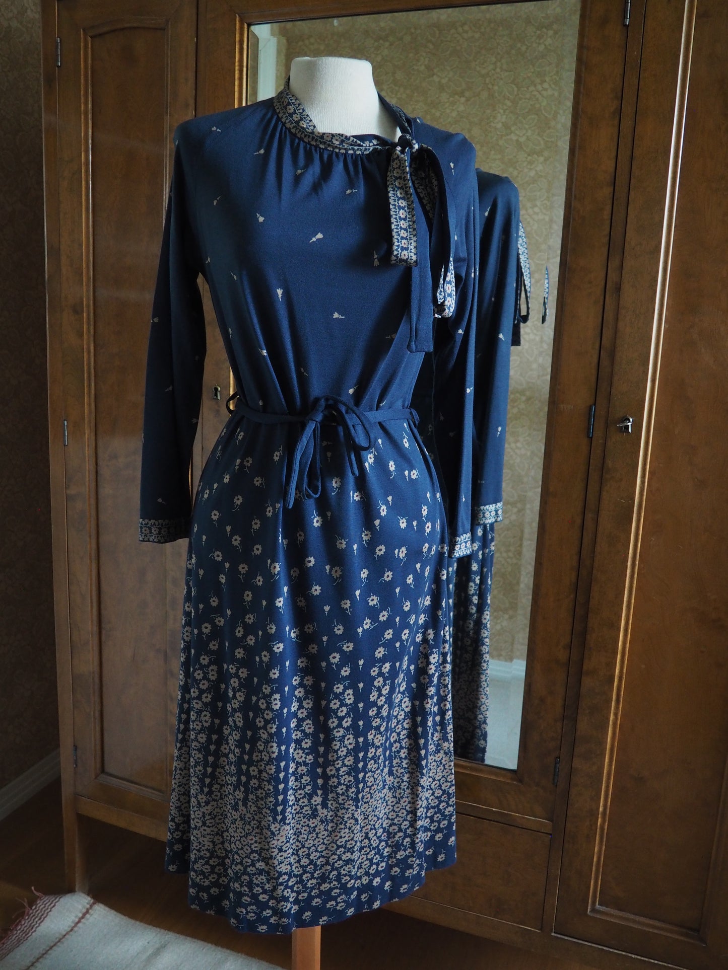 Tummansininen kukkakuviollinen Mekkomarjan mekko, käyttämätöntä vanhaa varastoa