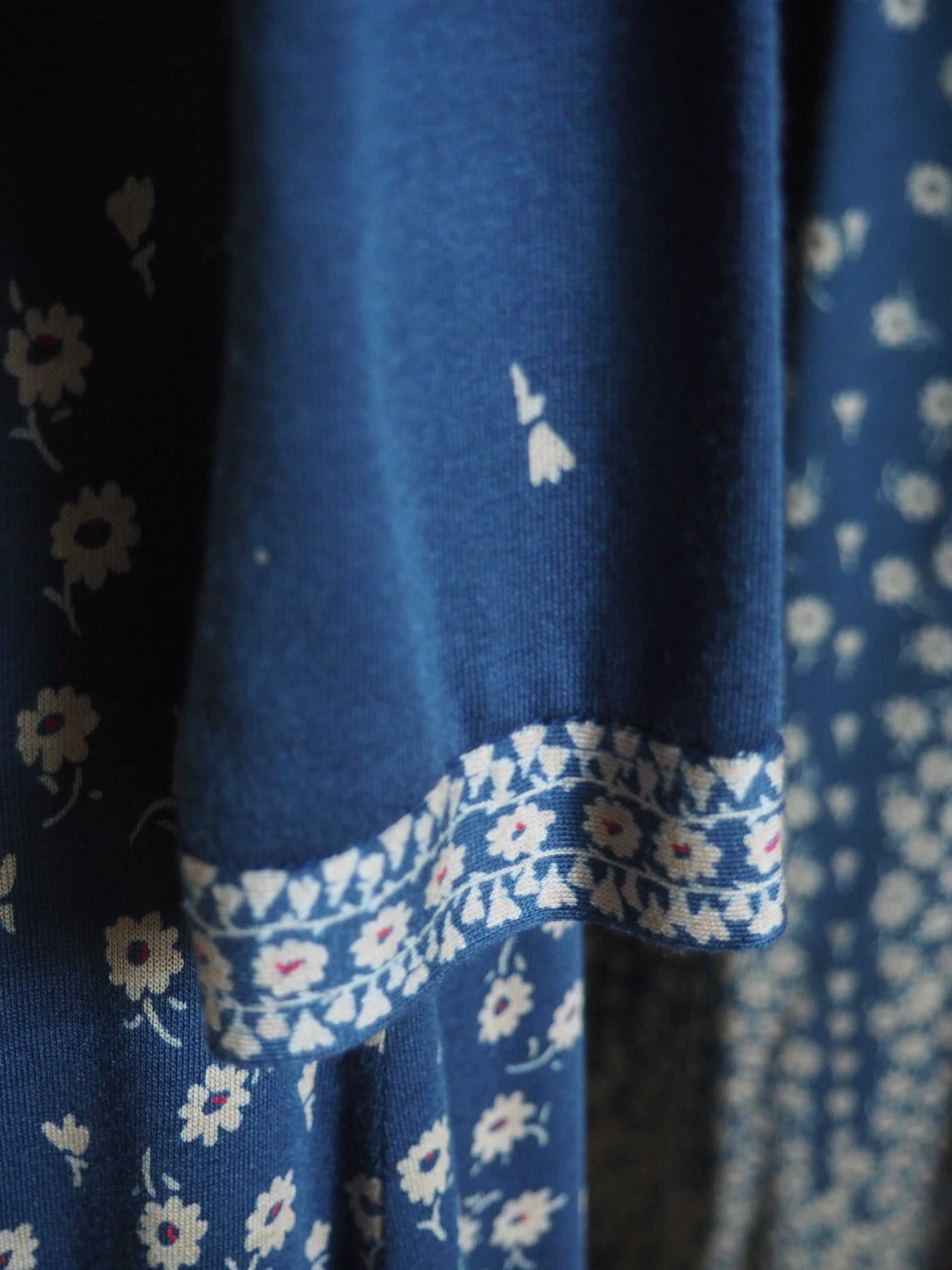 Tummansininen kukkakuviollinen Mekkomarjan mekko, käyttämätöntä vanhaa varastoa