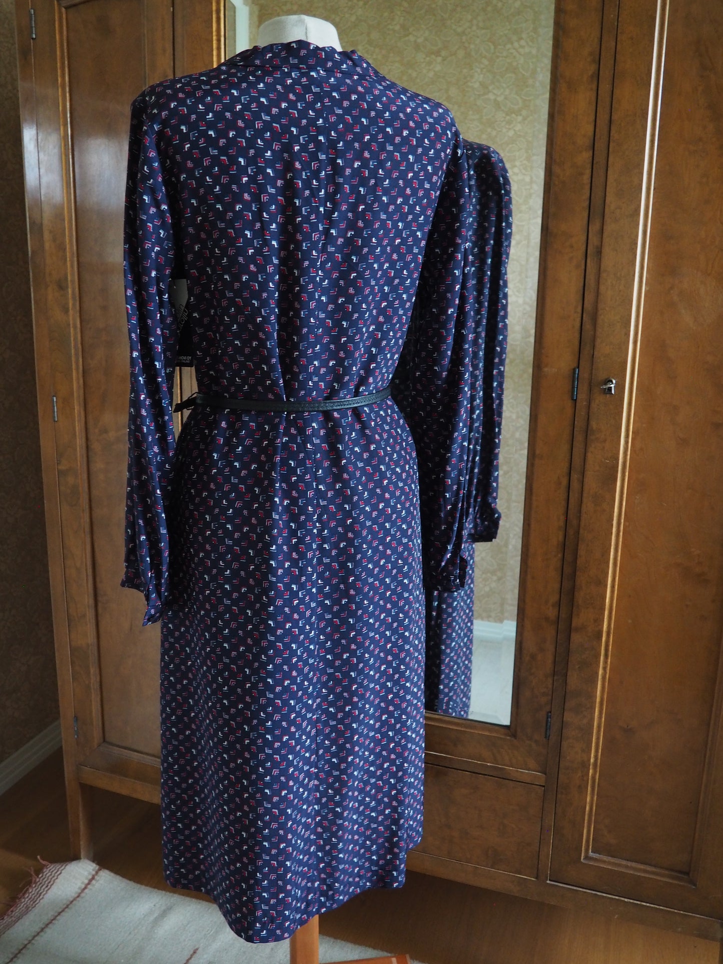 Tummansininen kuviollinen Carolin Muoti-Hovin mekko, käyttämätöntä vanhaa varastoa