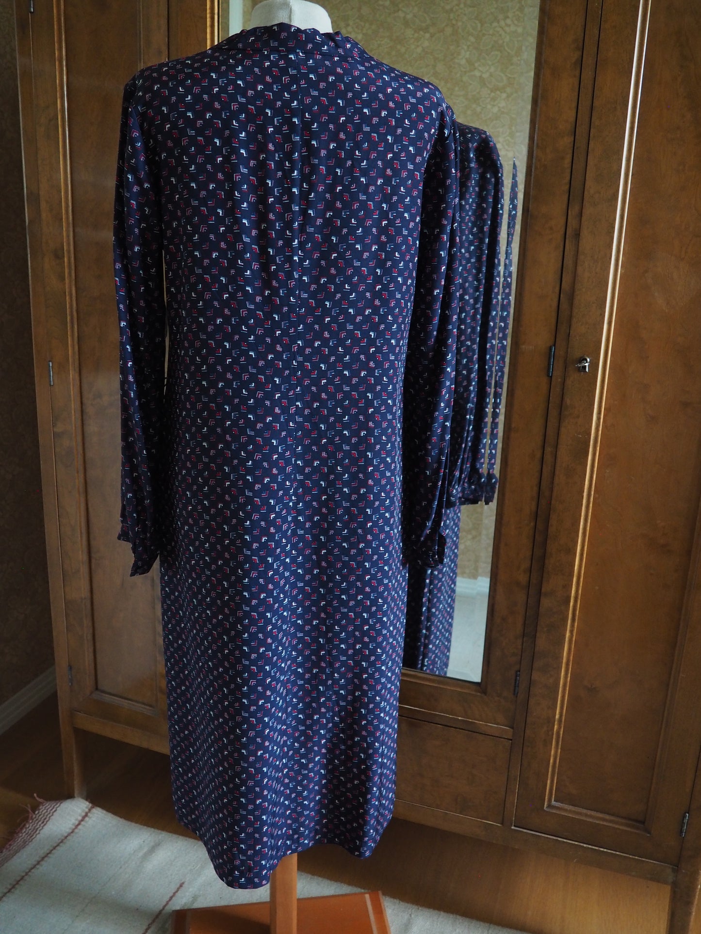Tummansininen kuviollinen Carolin Muoti-Hovin mekko, käyttämätöntä vanhaa varastoa