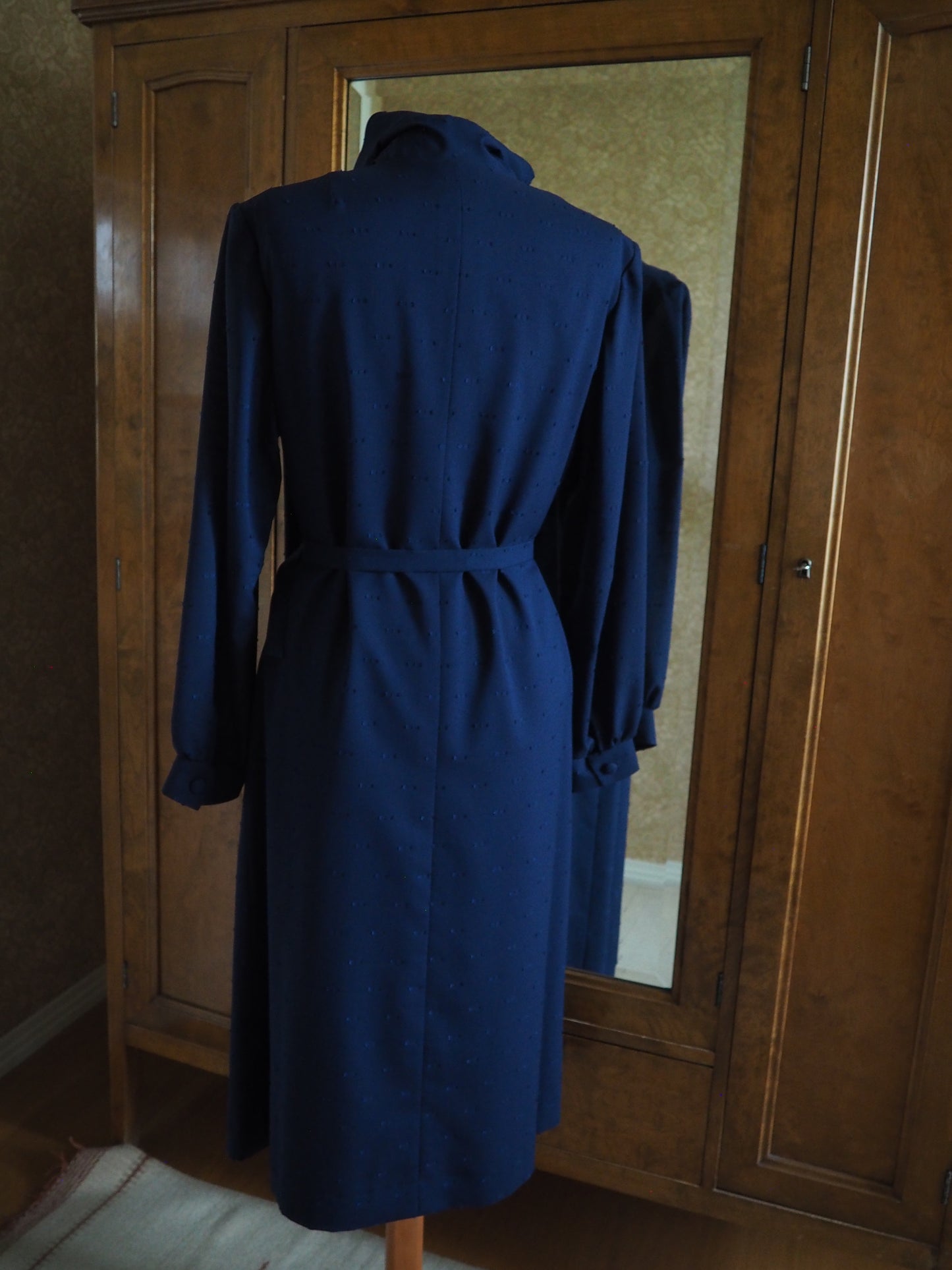 Tummansininen Caterinan mekko, käyttämätöntä vanhaa varastoa
