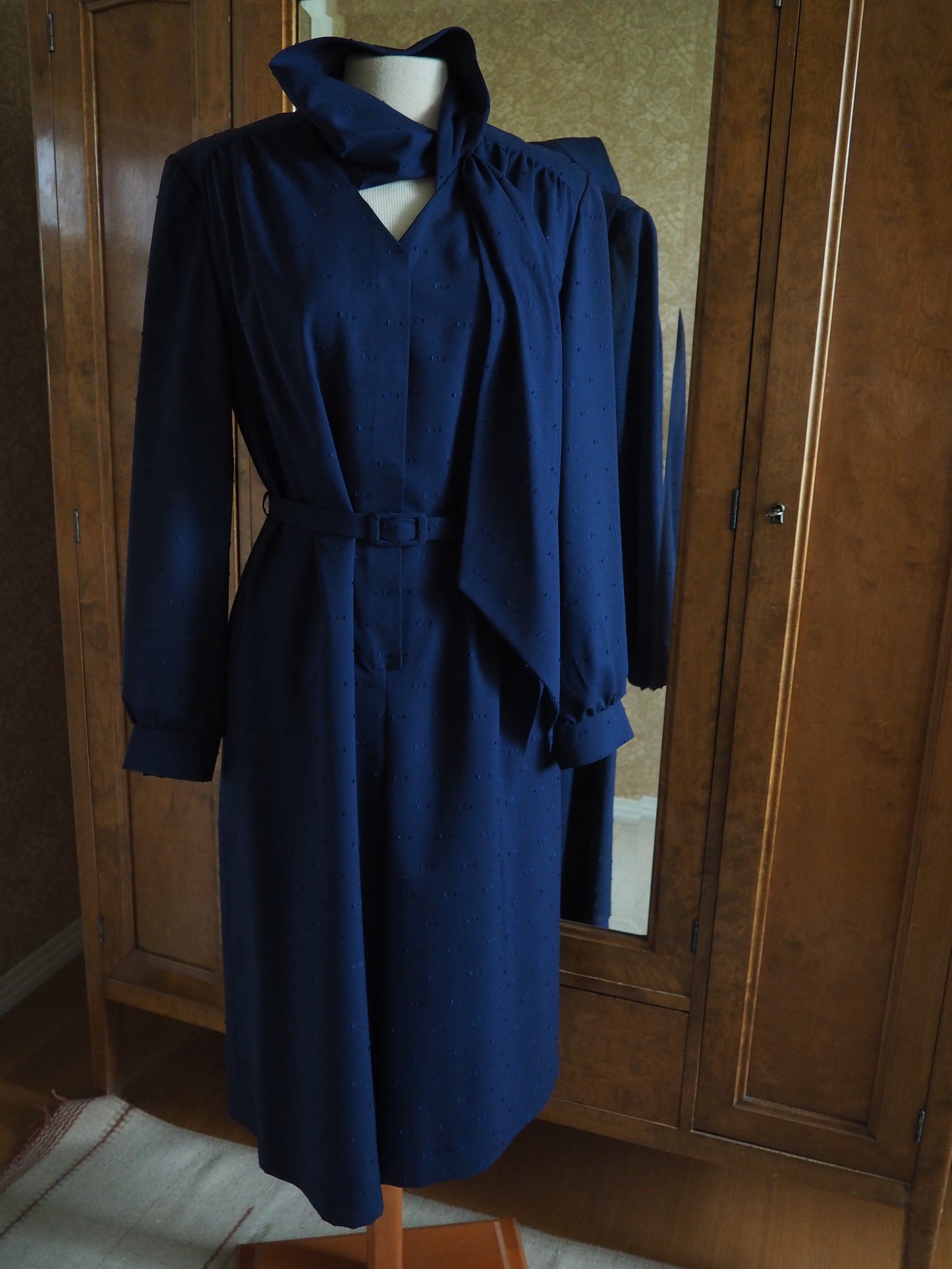 Tummansininen Caterinan mekko, käyttämätöntä vanhaa varastoa