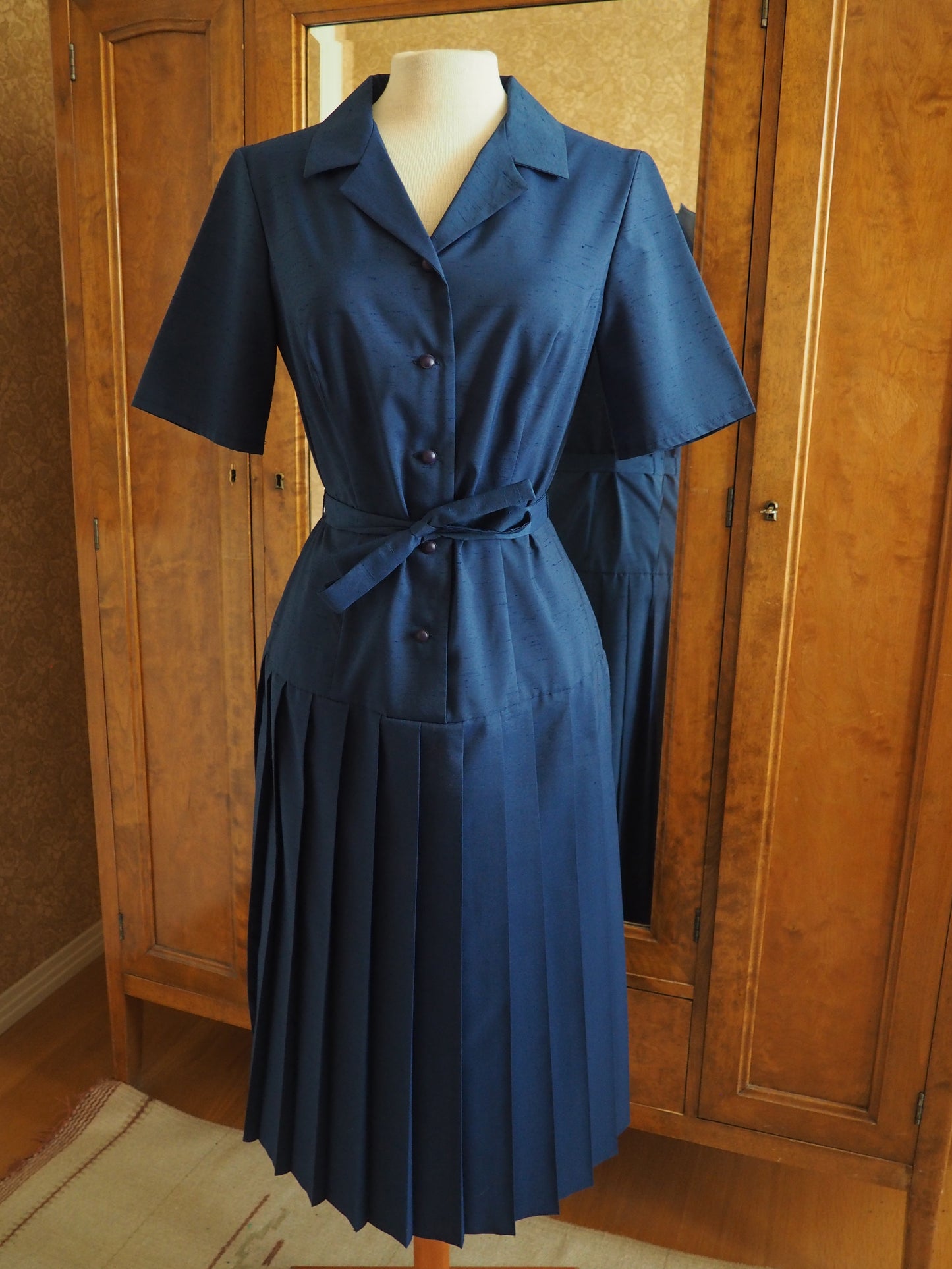 Tummansininen Carolin Muoti-Hovin vekitetty mekko, käyttämätöntä vanhaa varastoa