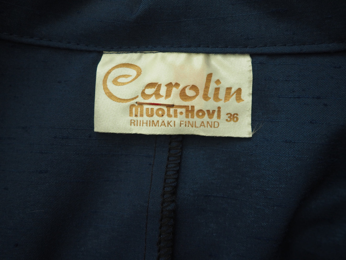 Tummansininen Carolin Muoti-Hovin vekitetty mekko, käyttämätöntä vanhaa varastoa