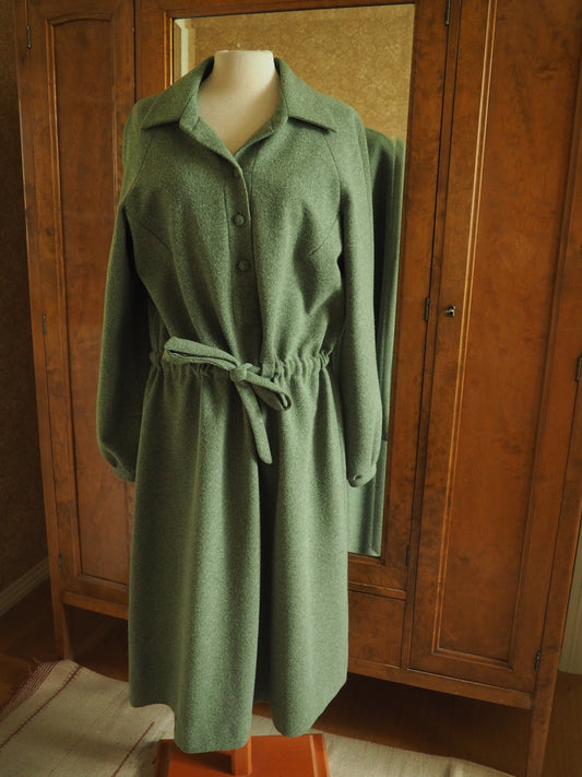 Vihreä huopamainen mekko, käyttämätöntä vanhaa varastoa
