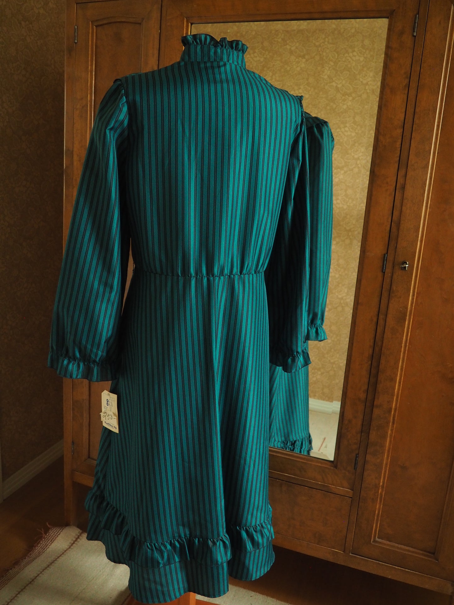 Vihreä raidallinen Carolin Muoti-Hovin mekko, käyttämätöntä vanhaa varastoa