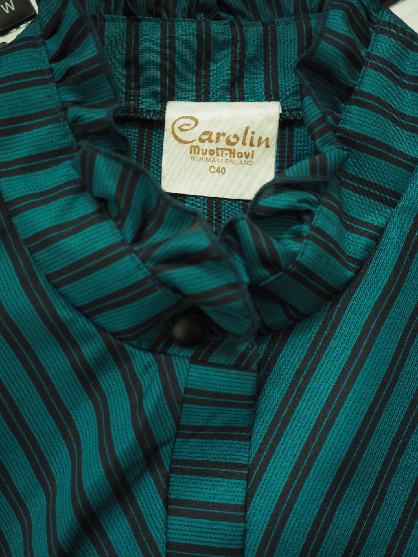 Vihreä raidallinen Carolin Muoti-Hovin mekko, käyttämätöntä vanhaa varastoa