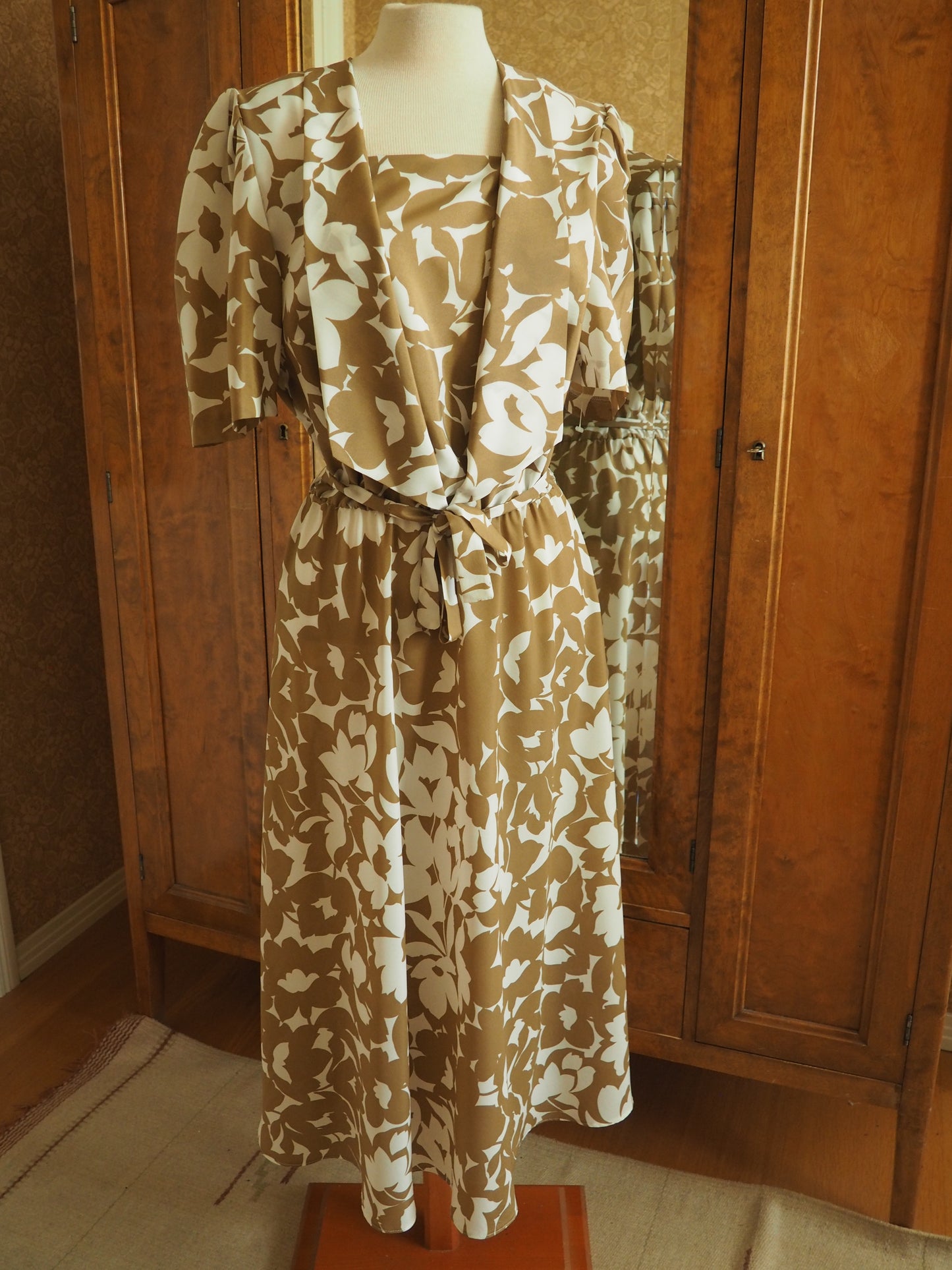 Vaaleanruskea Carolin Muoti-Hovin mekko, käyttämätöntä vanhaa varastoa