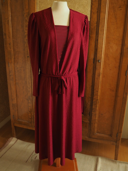 Punertava Carolin Muoti-Hovin mekko, käyttämätöntä vanhaa varastoa