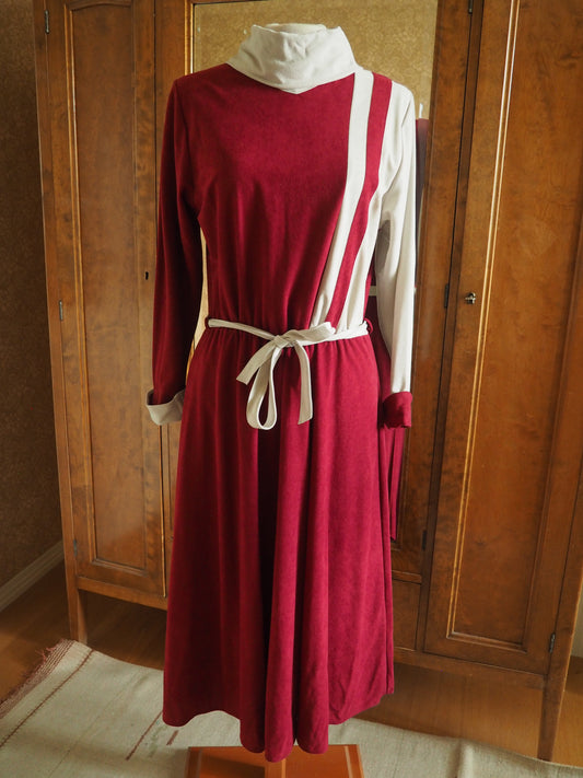 Punertava kaksivärinen Barbarellan mekko, käyttämätöntä vanhaa varastoa