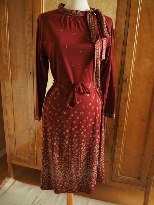 Punertava Mekkomarjan kukkakuviollinen mekko, käyttämätöntä vanhaa varastoa