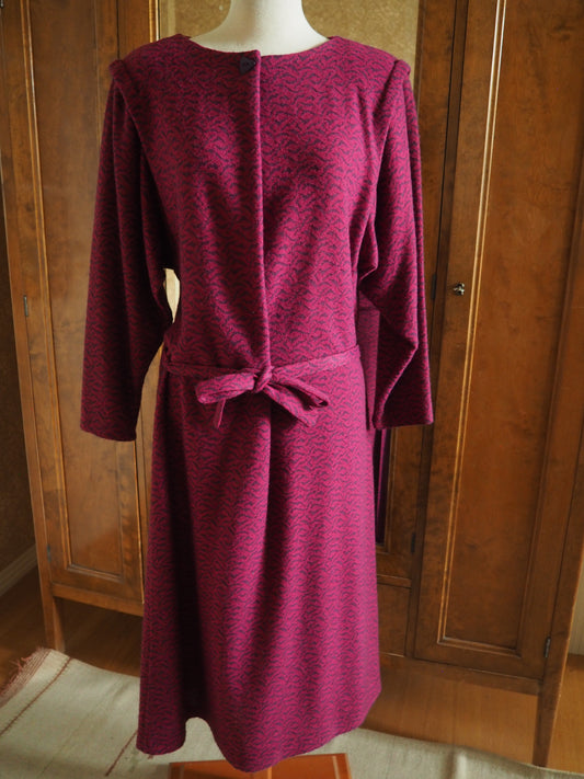 Punavioletti kuviollinen Carolin Muoti-Hovi mekko, käyttämätöntä vanhaa varastoa