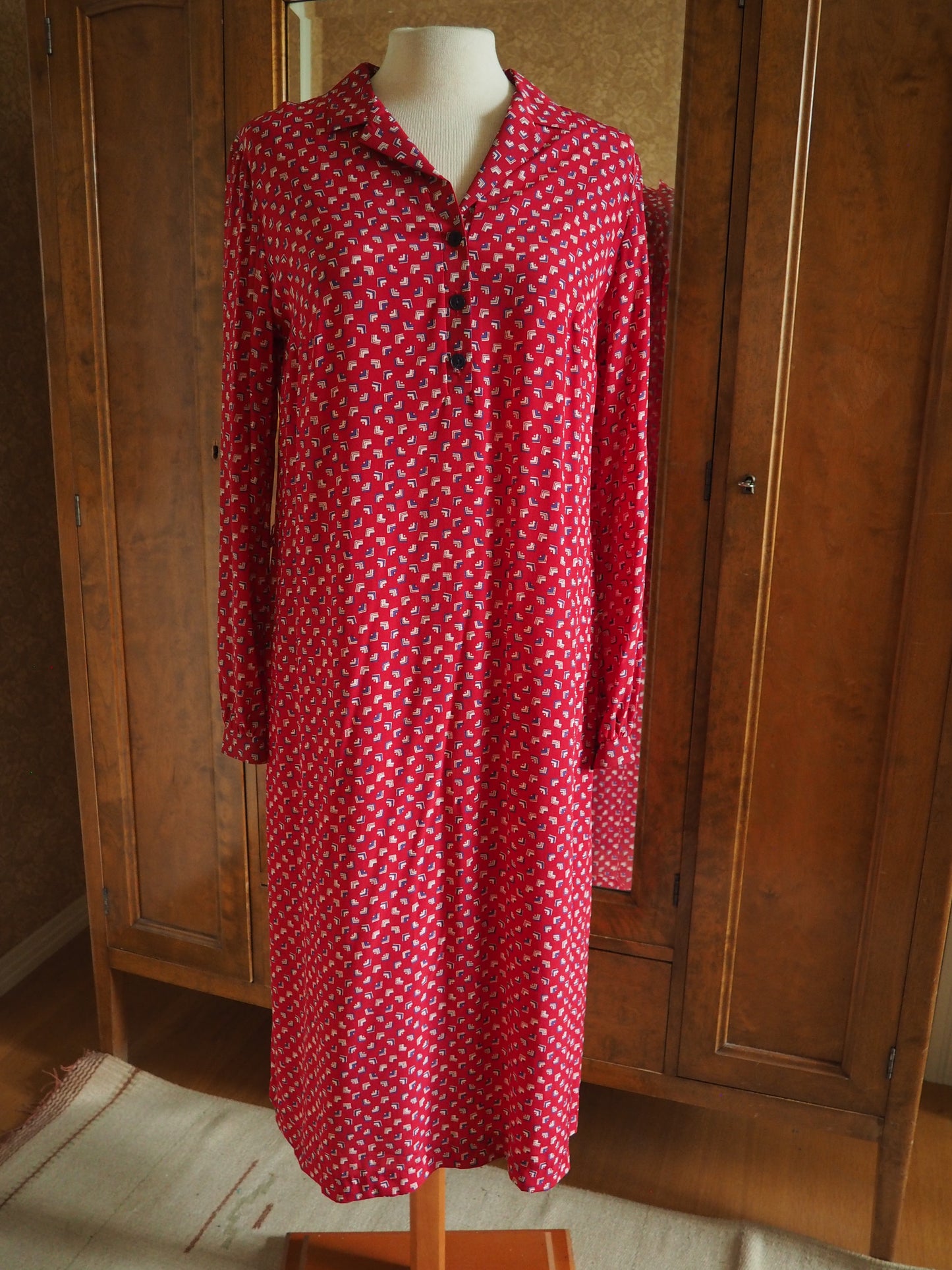 Punainen kuviollinen Carolin Muoti-Hovi mekko, käyttämätöntä vanhaa varastoa