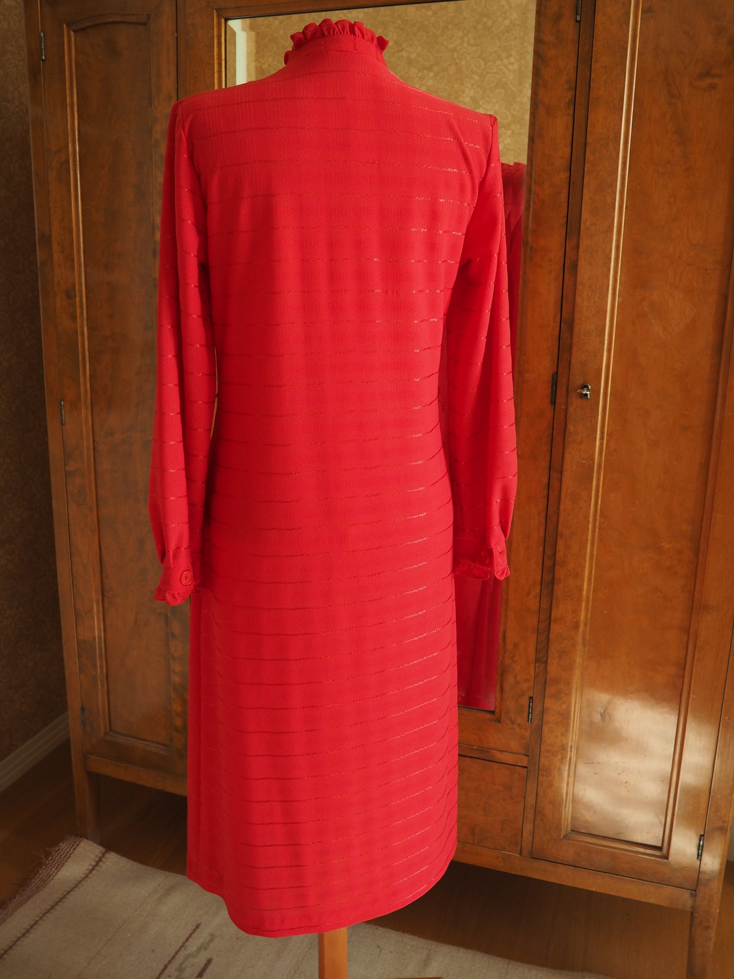 Punainen raidallinen Ewon mekko, käyttämätöntä vanhaa varastoa