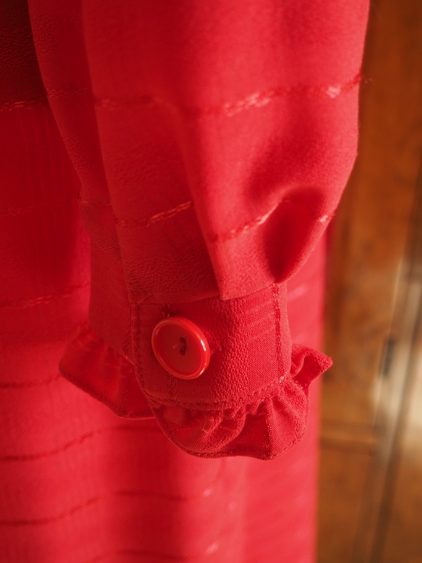 Punainen raidallinen Ewon mekko, käyttämätöntä vanhaa varastoa