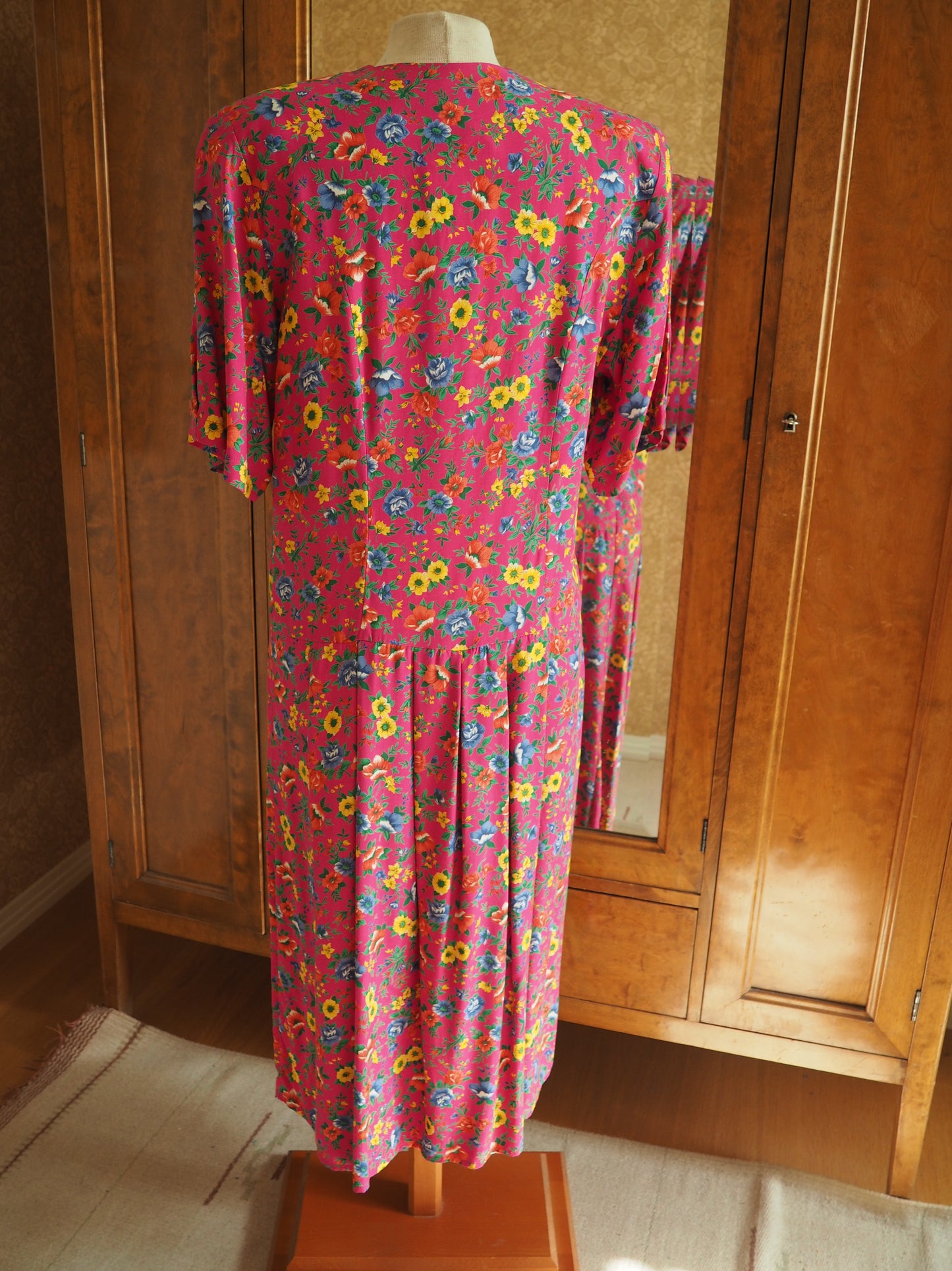 Pinkki olkatopattu kukkakuviollinen Oravaiksen tehtaan mekko, käyttämätöntä vanhaa varastoa