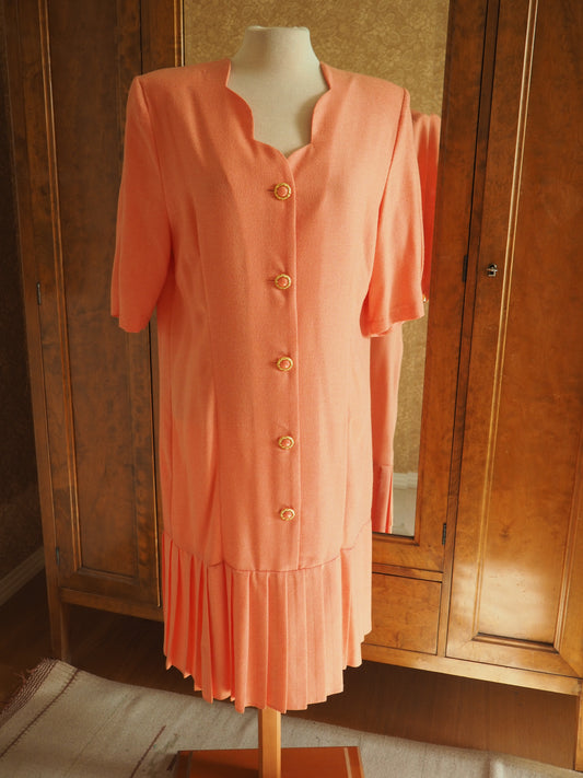 Oranssi olkatopattu Carolin Muoti-Hovin mekko, käyttämätöntä vanhaa varastoa