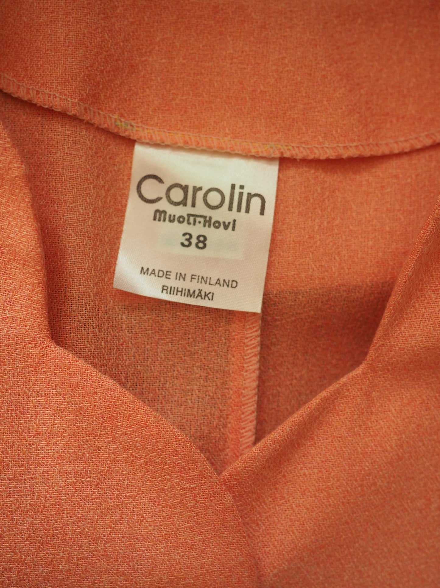 Oranssi olkatopattu Carolin Muoti-Hovin mekko, käyttämätöntä vanhaa varastoa
