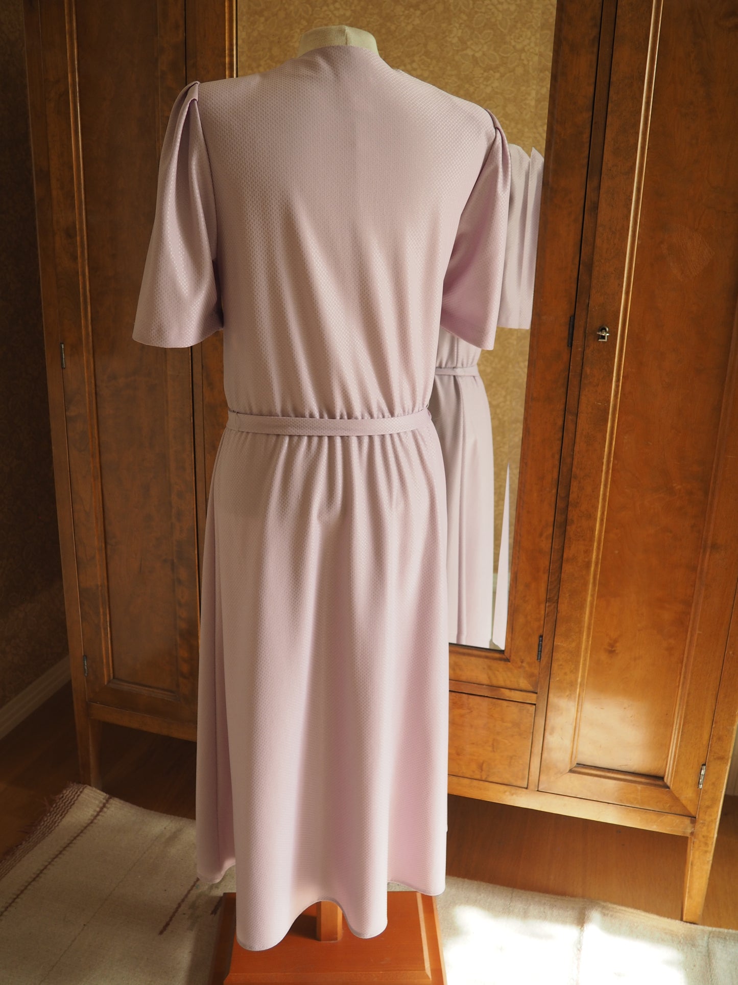 Vaalean laventeli Carolin Muoti-Hovin mekko, käyttämätöntä vanhaa varastoa