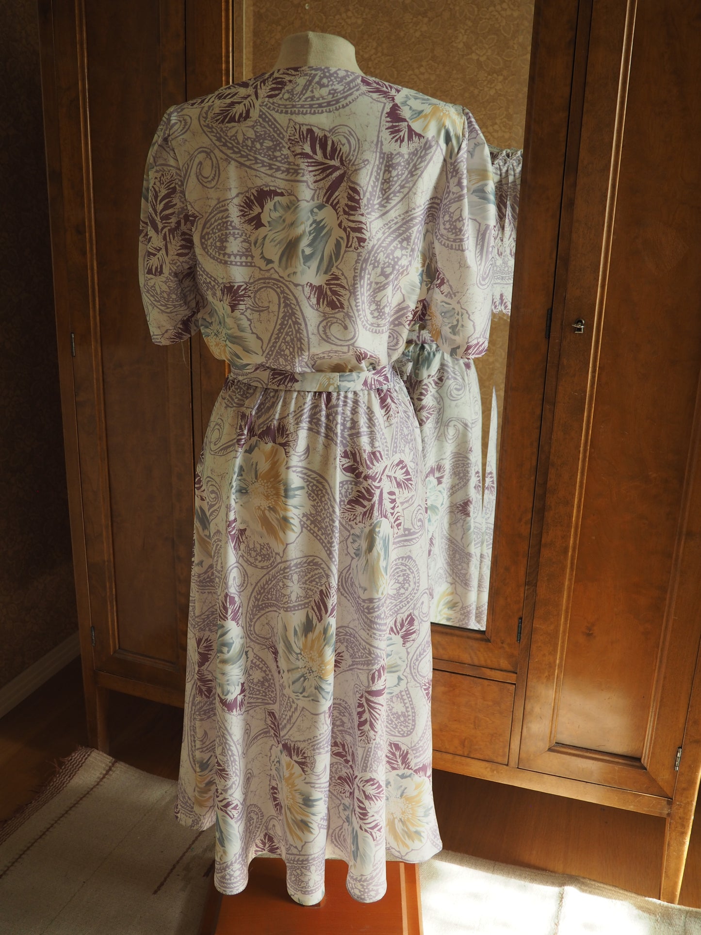 Vaalea kuviollinen Carolin Muoti-Hovin mekko, käyttämätöntä vanhaa varastoa