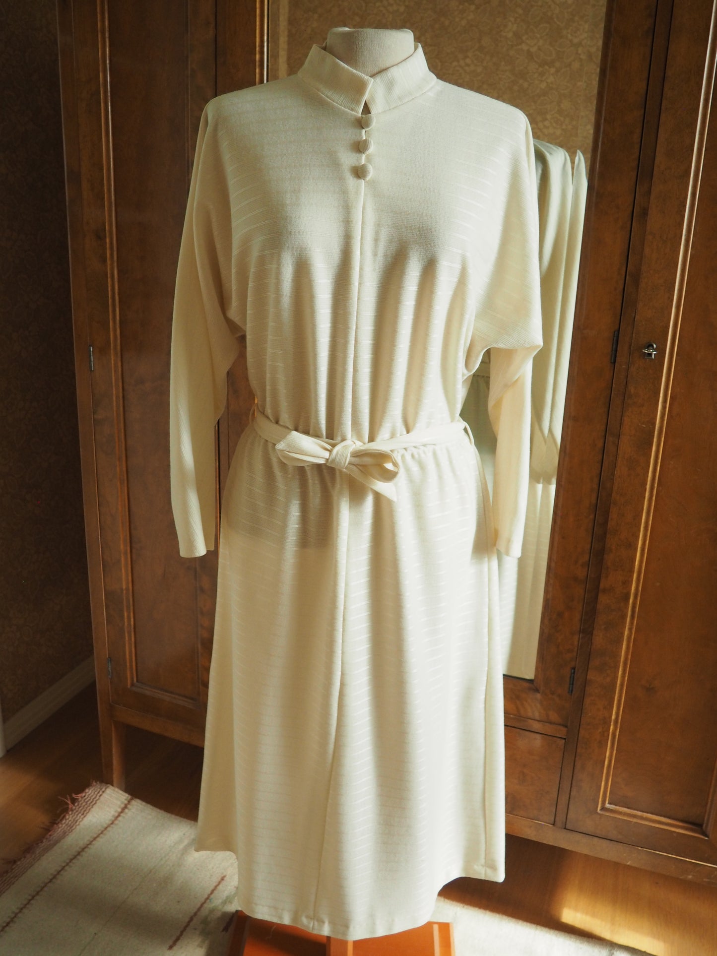 Vaalea raidallinen Mekkomarjan mekko, käyttämätöntä vanhaa varastoa