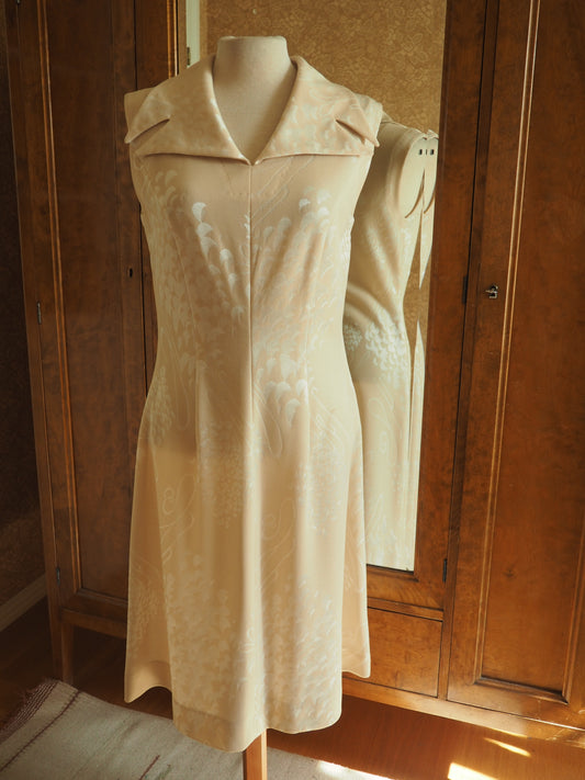 Vaalea hihaton Mekkomarjan kuviollinen mekko, käyttämätöntä vanhaa varastoa