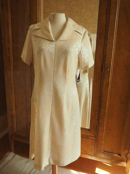 Vaalea Mekkomarjan kuviollinen mekko, käyttämätöntä vanhaa varastoa