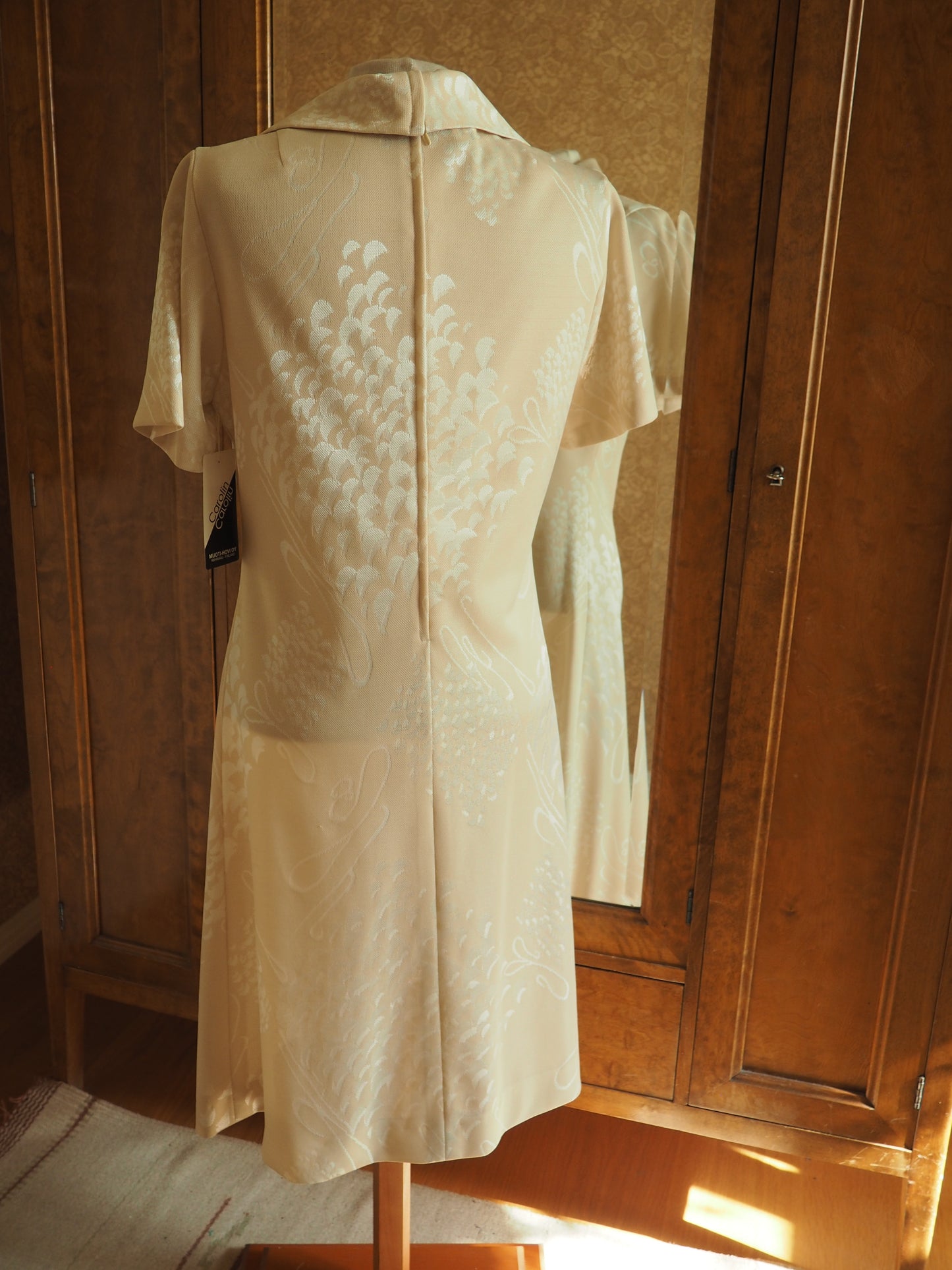 Vaalea Mekkomarjan kuviollinen mekko, käyttämätöntä vanhaa varastoa