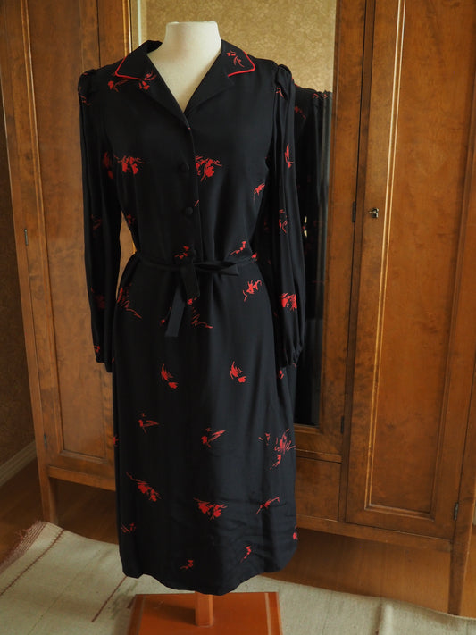 Musta kuviollinen Erman mekko, käyttämätöntä vanhaa varastoa