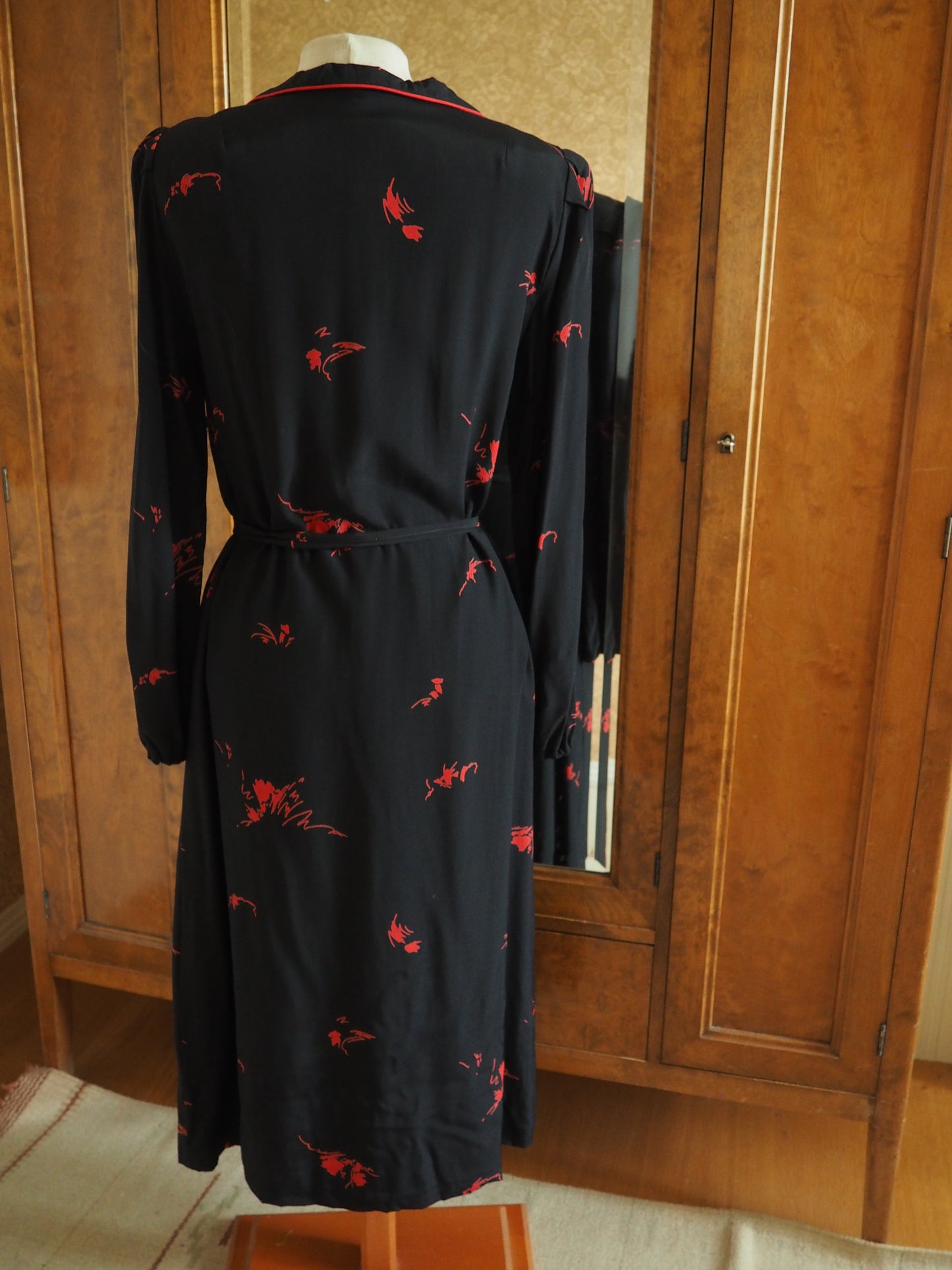 Musta kuviollinen Erman mekko, käyttämätöntä vanhaa varastoa