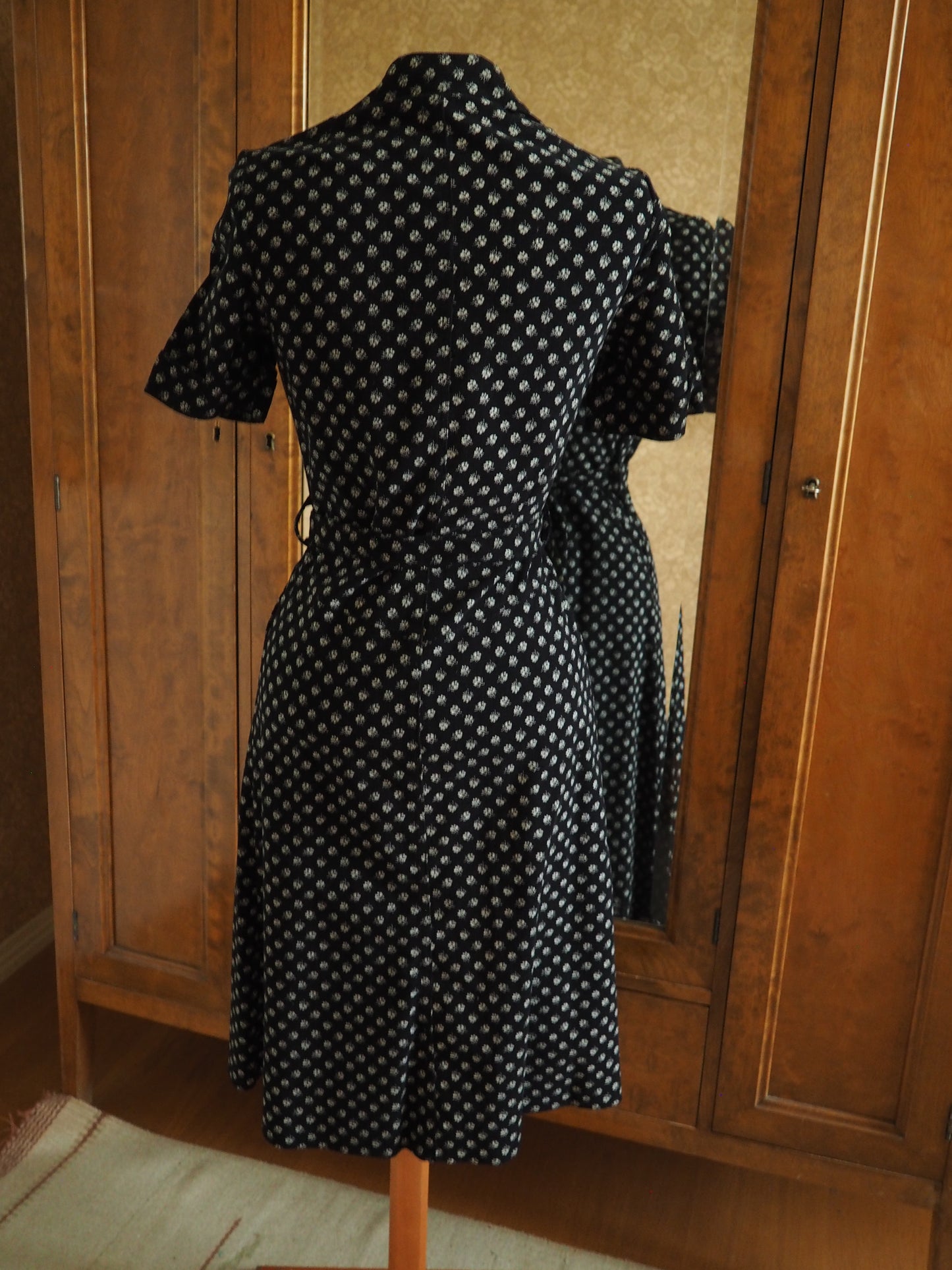 Mustavalkoinen kuviollinen Naisten Pukutehtaan sametti mekko, käyttämätöntä vanhaa varastoa